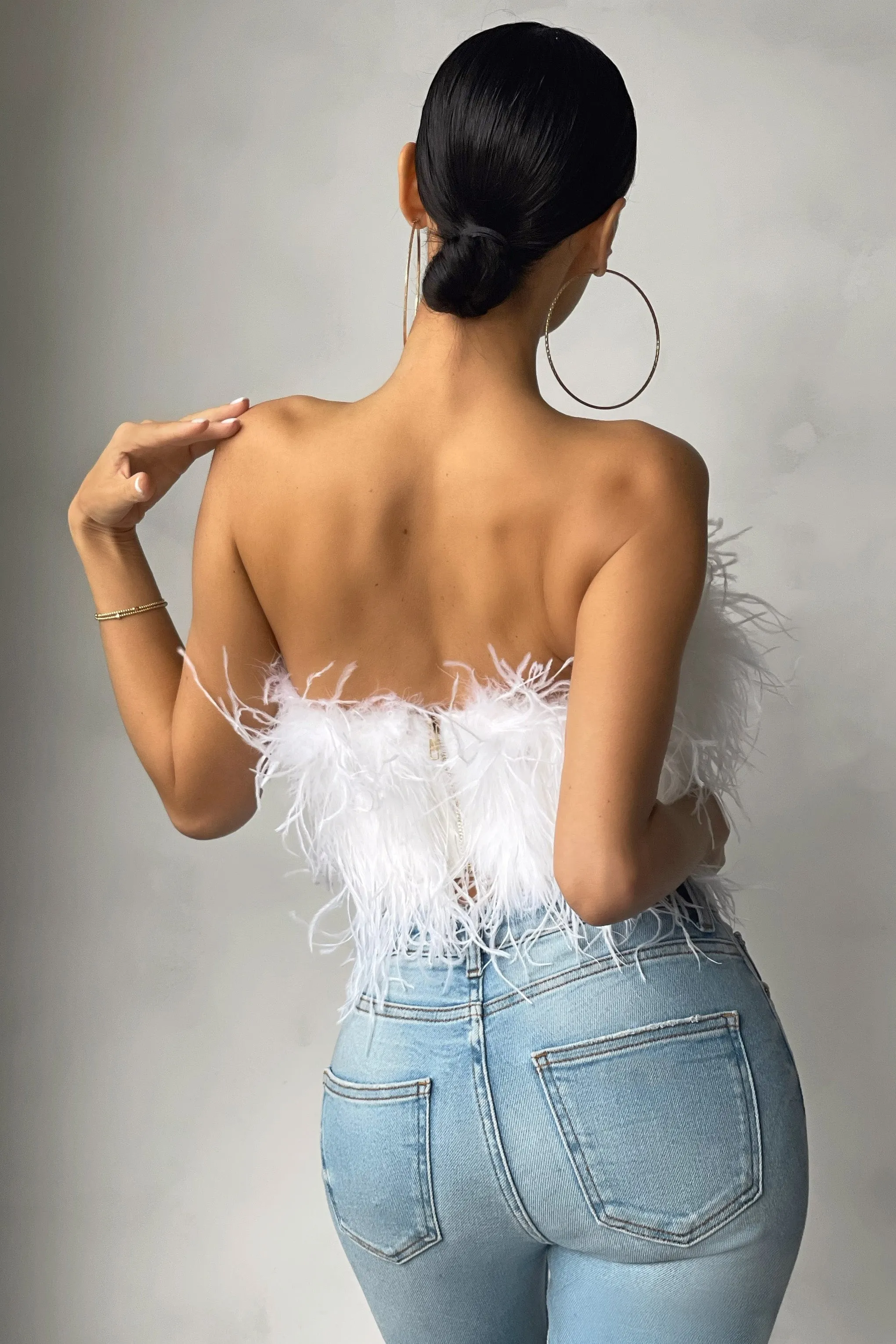 Dream Daze | Crop top bandeau blanc à plumes